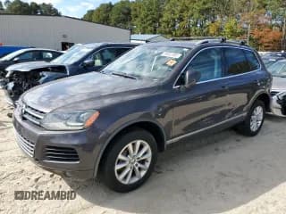 ✅ 2013 Volkswagen Touareg Sport • VIN: WVGEF9BP5DD007166 • Лот: 89822865. Опубликован ранее на Copart с пробегом 182 348 миль. Бесплатный доступ к архиву аукционных продаж из США и подробный отчёт об истории автомобиля на DreamBid. Изображение 1.