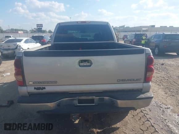 ✅ 2005 Chevrolet Silverado 2500HD LS • VIN: 1GCHK23285F818246 • Lot: 43292468. Wystawiony na IAAI z przebiegiem 255 783 mil. Bezpłatny archiwum sprzedaży aukcyjnych z USA i szczegółowy raport historii pojazdu na DreamBid. Zdjęcie 16.