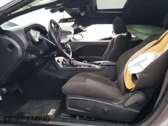 ✅ 2021 Dodge Challenger SXT • VIN: 2C3CDZGG0MH564892 • Lot: 72882962. Wystawiony na Copart z przebiegiem 14 387 mil. Bezpłatny archiwum sprzedaży aukcyjnych z USA i szczegółowy raport historii pojazdu na DreamBid. Zdjęcie 7.