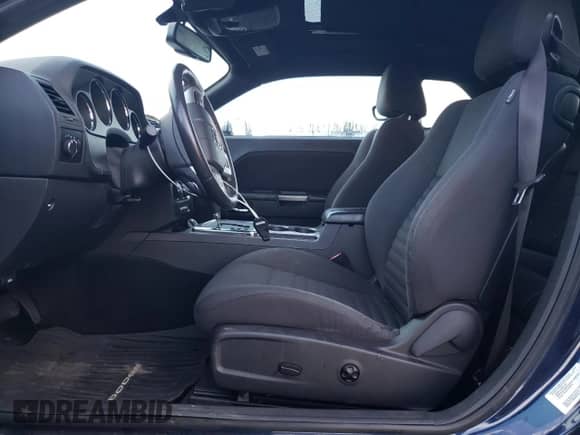 2014 Dodge Challenger SXT z VIN 2C3CDYAG3EH101729, wystawiony jako Copart lot #73331604 z przebiegiem 127 406 mil mil oraz Szkoda całkowita • Salvage title. Historia ofert i sprzedaży dostępna na DreamBid. Obrazek 7.