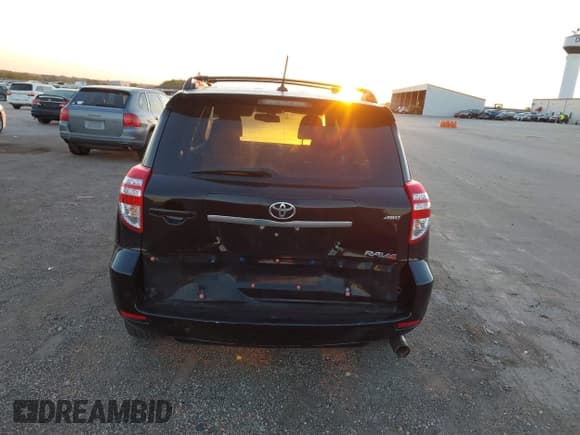 ✅ 2011 Toyota RAV4 Sport • VIN: JTMRK4DV5B5105010 • Lot: 43286567. Listed on IAAI with 105,981 mi. Free auction sales archive from the USA and detailed vehicle history report at DreamBid. Image 16.