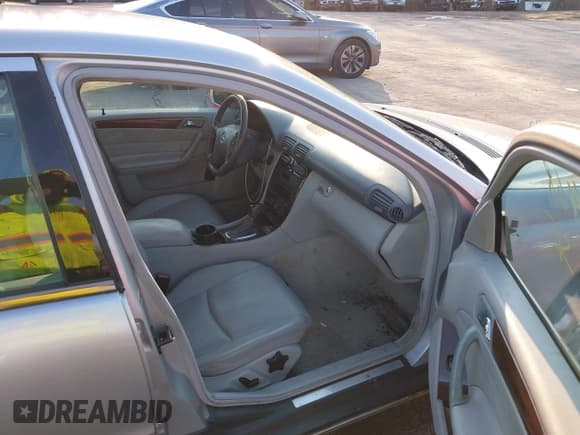 ✅ 2003 Mercedes-Benz C 240 • VIN: WDBRF61J73A429813 • Lot: 41544468. Wystawiony na IAAI z przebiegiem 225 247 mil. Bezpłatny archiwum sprzedaży aukcyjnych z USA i szczegółowy raport historii pojazdu na DreamBid. Zdjęcie 5.