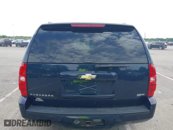 ✅ 2008 Chevrolet Suburban LTZ • VIN: 3GNFK16388G176479 • Lot: 42707009. Wystawiony na IAAI z przebiegiem 236 064 mil. Bezpłatny archiwum sprzedaży aukcyjnych z USA i szczegółowy raport historii pojazdu na DreamBid. Zdjęcie 16.