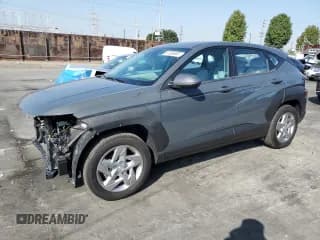 ✅ 2025 Hyundai Kona SE • VIN: KM8HA3AB2SU216330 • Лот: 87309365. Опубликован ранее на Copart с пробегом 4 380 миль. Бесплатный доступ к архиву аукционных продаж из США и подробный отчёт об истории автомобиля на DreamBid. Изображение 1.