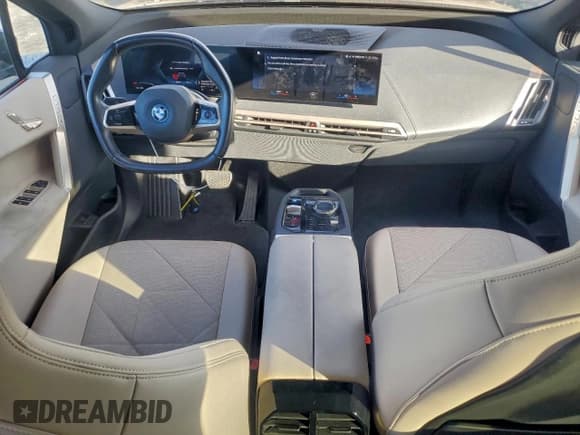 ✅ 2022 BMW iX xDrive50 • VIN: WB523CF06NCK55343 • Lot: 94505535. Wystawiony na Copart z przebiegiem 80 349 mil. Bezpłatny archiwum sprzedaży aukcyjnych z USA i szczegółowy raport historii pojazdu na DreamBid. Zdjęcie 8.