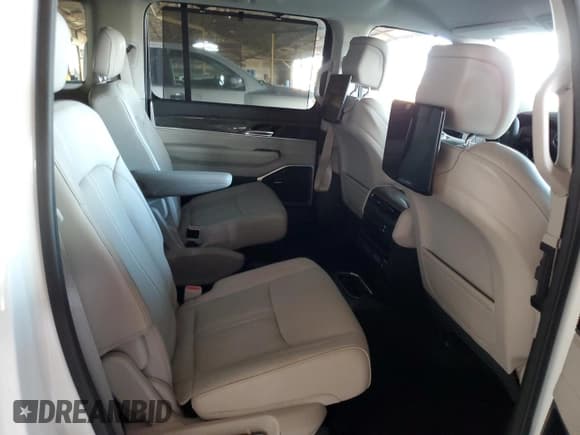 ✅ 2022 Jeep Wagoneer Series II • VIN: 1C4SJVBT6NS119158 • Lot: 81402435. Wystawiony na Copart z przebiegiem 49 652 mil. Bezpłatny archiwum sprzedaży aukcyjnych z USA i szczegółowy raport historii pojazdu na DreamBid. Zdjęcie 11.