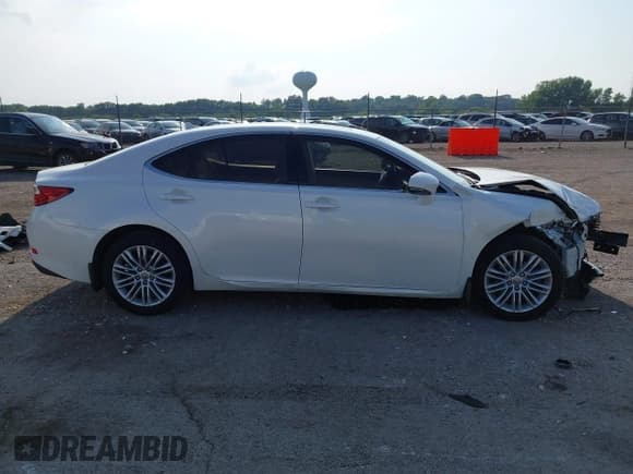✅ 2014 Lexus ES 330 • VIN: JTHBK1GG8E2098409 • Лот: 43003858. Опубликован ранее на IAAI с пробегом 123 662 миль. Бесплатный доступ к архиву аукционных продаж из США и подробный отчёт об истории автомобиля на DreamBid. Изображение 14.