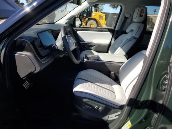 ✅ 2023 Rivian R1S Adventure • VIN: 7PDSGABA2PN023821 • Lot: 86901275. Wystawiony na Copart z przebiegiem 18 214 mil. Bezpłatny archiwum sprzedaży aukcyjnych z USA i szczegółowy raport historii pojazdu na DreamBid. Zdjęcie 7.