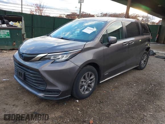 ✅ 2021 Toyota Sienna LE • VIN: 5TDKRKEC9MS032378 • Lot: 43665839. Listed on IAAI with 26,979 mi. Free auction sales archive from the USA and detailed vehicle history report at DreamBid. Image 18.