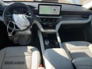 ✅ 2025 Ford Explorer • VIN: 1FMWK7HC0SGA49488 • Lot: 84375095. Wystawiony na Copart z przebiegiem 2 442 mil. Bezpłatny archiwum sprzedaży aukcyjnych z USA i szczegółowy raport historii pojazdu na DreamBid. Zdjęcie 8.