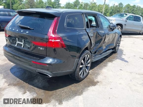 ✅ 2021 Volvo V60 • VIN: YV4102WK3M1074020 • Lot: 42823332. Wystawiony na IAAI z przebiegiem 31 166 mil. Bezpłatny archiwum sprzedaży aukcyjnych z USA i szczegółowy raport historii pojazdu na DreamBid. Zdjęcie 4.