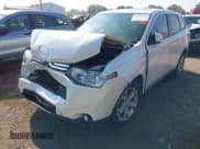 ✅ 2014 Mitsubishi Outlander SE • VIN: JA4AZ3A30EZ000548 • Lot: 42993305. Listed on IAAI with 125,589 mi. Free auction sales archive from the USA and detailed vehicle history report at DreamBid. Image 2.