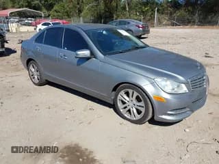 ✅ 2014 Mercedes-Benz C 300 Sport • VIN: WDDGF8AB0ER318687 • Lot: 43470271. Wystawiony na IAAI z przebiegiem 176 892 mil. Bezpłatny archiwum sprzedaży aukcyjnych z USA i szczegółowy raport historii pojazdu na DreamBid. Zdjęcie 1.