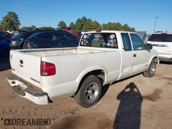 2000 Chevrolet S-10 LS with VIN 1GCCS19WXYK192015, listed as a IAAI auction lot 43599930 with 450,163 mi miles and . Bid and sale history available at DreamBid. Image 4.