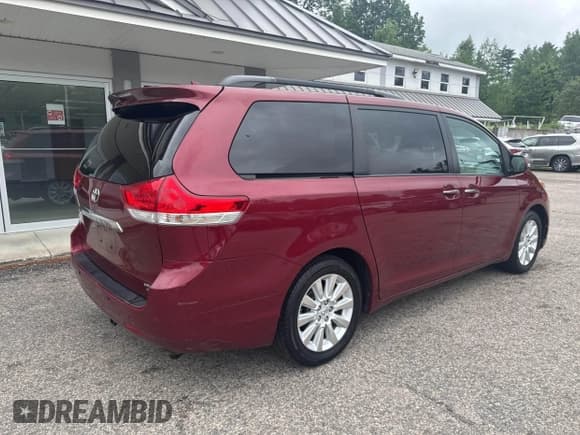 ✅ 2013 Toyota Sienna XLE • VIN: 5TDDK3DC3DS058382 • Lot: 42521554. Wystawiony na IAAI z przebiegiem 276 065 mil. Bezpłatny archiwum sprzedaży aukcyjnych z USA i szczegółowy raport historii pojazdu na DreamBid. Zdjęcie 4.