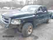 2008 Dodge Dakota SXT z VIN 1D7HW38K98S626841, wystawiony jako IAAI lot #42052680 z przebiegiem 194 127 mil mil oraz . Historia ofert i sprzedaży dostępna na DreamBid. Obrazek 2.