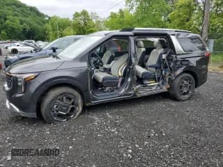 ✅ 2025 Kia Carnival SX Prestige • VIN: KNDNE5KA2S6060422 • Лот: 92471025. Опубликован ранее на Copart с пробегом 2 279 миль. Бесплатный доступ к архиву аукционных продаж из США и подробный отчёт об истории автомобиля на DreamBid. Изображение 1.