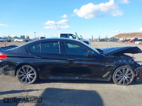 ✅ 2018 BMW 5 Series M550i xDrive • VIN: WBAJB9C50JB035182 • Лот: 43373741. Опубликован ранее на IAAI с пробегом Не указан. Бесплатный доступ к архиву аукционных продаж из США и подробный отчёт об истории автомобиля на DreamBid. Изображение 13.