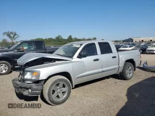 ✅ 2008 Dodge Dakota Laramie • VIN: 1D7HW58N18S634745 • Lot: 84002575. Wystawiony na Copart z przebiegiem 69 717 mil. Bezpłatny archiwum sprzedaży aukcyjnych z USA i szczegółowy raport historii pojazdu na DreamBid. Zdjęcie 1.