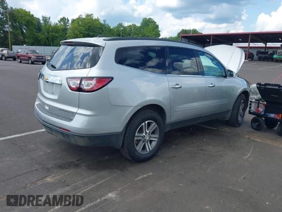 ✅ 2015 Chevrolet Traverse LT • VIN: 1GNKRHKD2FJ270807 • Lot: 42656998. Wystawiony na IAAI z przebiegiem 132 033 mil. Bezpłatny archiwum sprzedaży aukcyjnych z USA i szczegółowy raport historii pojazdu na DreamBid. Zdjęcie 4.