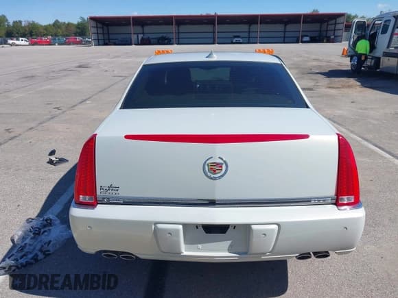 ✅ 2010 Cadillac DTS 1SC • VIN: 1G6KD5EY1AU105099 • Lot: 43325154. Listed on IAAI with 43,421 mi. Free auction sales archive from the USA and detailed vehicle history report at DreamBid. Image 16.
