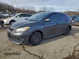 ✅ 2009 Toyota Matrix S • VIN: 2T1LE40E99C007825 • Лот: 95881505. Опубликован ранее на Copart с пробегом 150 380 миль. Бесплатный доступ к архиву аукционных продаж из США и подробный отчёт об истории автомобиля на DreamBid. Изображение 1.