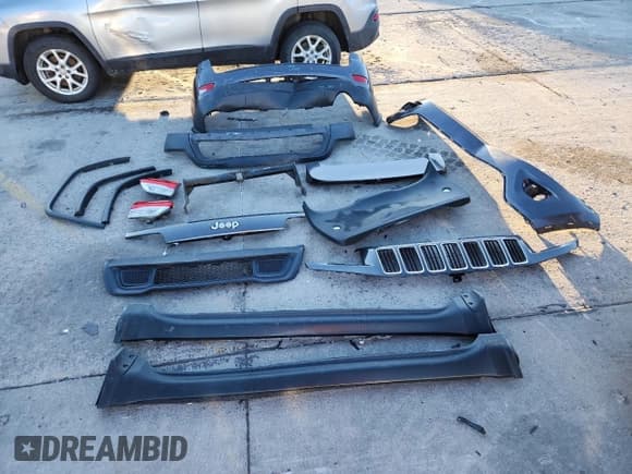 ✅ 2016 Jeep Grand Cherokee Laredo • VIN: 1C4RJFAG3GC489845 • Lot: 92814745. Wystawiony na Copart z przebiegiem 98 138 mil. Bezpłatny archiwum sprzedaży aukcyjnych z USA i szczegółowy raport historii pojazdu na DreamBid. Zdjęcie 13.