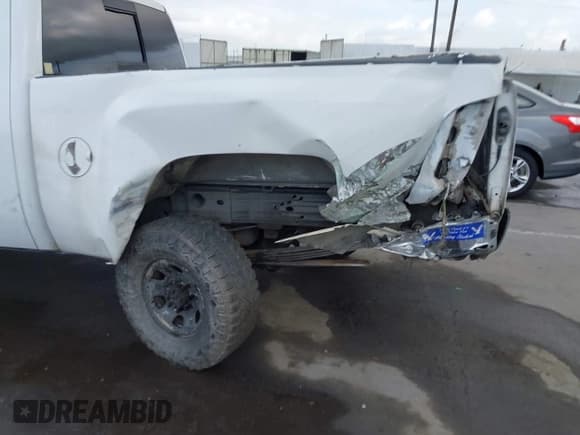 ✅ 2008 Chevrolet Silverado 2500HD Work Truck • VIN: 1GCHC29K58E152638 • Lot: 43209238. Wystawiony na IAAI z przebiegiem 304 726 mil. Bezpłatny archiwum sprzedaży aukcyjnych z USA i szczegółowy raport historii pojazdu na DreamBid. Zdjęcie 6.