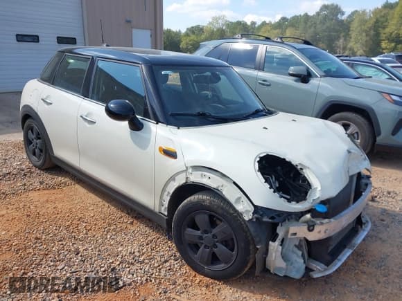 ✅ 2016 MINI Hardtop 4 Door • VIN: WMWXU1C58G2D10752 • Lot: 43271037. Listed on IAAI with 71,947 mi. Free auction sales archive from the USA and detailed vehicle history report at DreamBid. Image 1.