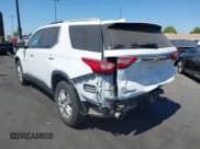 ✅ 2018 Chevrolet Traverse LT Cloth • VIN: 1GNERGKW2JJ165735 • Lot: 43156155. Wystawiony na IAAI z przebiegiem 96 583 mil. Bezpłatny archiwum sprzedaży aukcyjnych z USA i szczegółowy raport historii pojazdu na DreamBid. Zdjęcie 3.