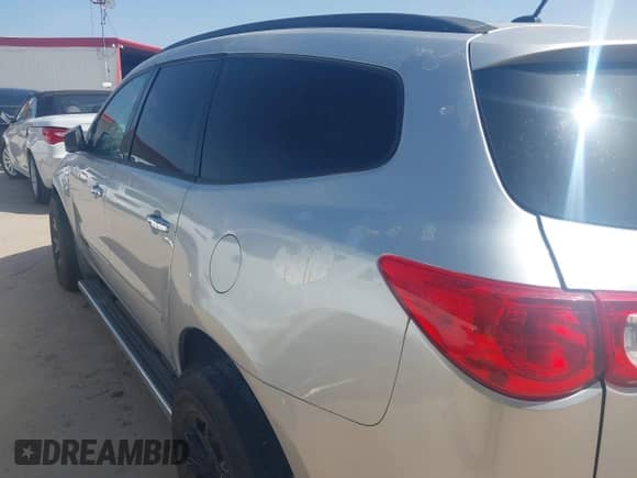 2009 Chevrolet Traverse LS z VIN 1GNER13D99S114300, wystawiony jako IAAI lot #42773329 z przebiegiem 179 551 mil mil oraz . Historia ofert i sprzedaży dostępna na DreamBid. Obrazek 6.