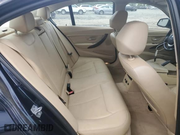 ✅ 2015 BMW 3 Series 328i xDrive • VIN: WBA3B5G52FNS13532 • Lot: 58327295. Wystawiony na Copart z przebiegiem 118 337 mil. Bezpłatny archiwum sprzedaży aukcyjnych z USA i szczegółowy raport historii pojazdu na DreamBid. Zdjęcie 10.