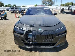 ✅ 2023 BMW i7 xDrive60 • VIN: WBY53EJ01PCN52638 • Lot: 67345074. Wystawiony na Copart z przebiegiem 13 995 mil. Bezpłatny archiwum sprzedaży aukcyjnych z USA i szczegółowy raport historii pojazdu na DreamBid. Zdjęcie 5.