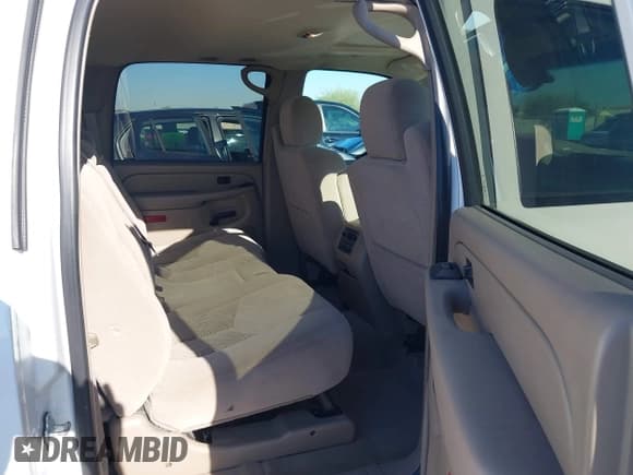 ✅ 2005 Chevrolet Suburban LT • VIN: 3GNEC16Z35G156200 • Lot: 42543464. Listed on IAAI with 134,457 mi. Free auction sales archive from the USA and detailed vehicle history report at DreamBid. Image 8.