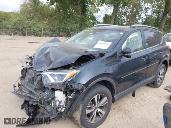 ✅ 2018 Toyota RAV4 XLE • VIN: JTMRFREV2JJ717123 • Лот: 43382240. Опубликован ранее на IAAI с пробегом 147 927 миль. Бесплатный доступ к архиву аукционных продаж из США и подробный отчёт об истории автомобиля на DreamBid. Изображение 2.