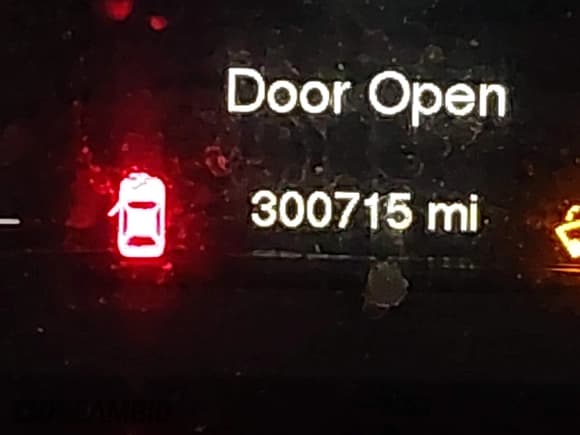 ✅ 2016 Jeep Cherokee Latitude • VIN: 1C4PJMCB8GW187690 • Lot: 43747295. Listed on IAAI with 300,715 mi. Free auction sales archive from the USA and detailed vehicle history report at DreamBid. Image 15.