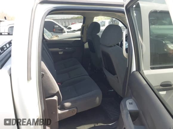 ✅ 2008 Chevrolet Silverado 2500HD 1LT • VIN: 1GCHC23618F132280 • Lot: 41981675. Wystawiony na IAAI z przebiegiem 164 487 mil. Bezpłatny archiwum sprzedaży aukcyjnych z USA i szczegółowy raport historii pojazdu na DreamBid. Zdjęcie 8.