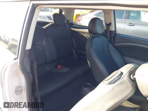 ✅ 2010 MINI Hardtop • VIN: WMWMF3C50ATU79123 • Lot: 43816266. Wystawiony na IAAI z przebiegiem 101 137 mil. Bezpłatny archiwum sprzedaży aukcyjnych z USA i szczegółowy raport historii pojazdu na DreamBid. Zdjęcie 8.