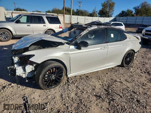 2021 Toyota Camry Hybrid XSE z VIN 4T1K31AK0MU024248, wystawiony jako Copart lot #90317655 z przebiegiem Nie podano mil oraz Nie do naprawy • Non repairable. Historia ofert i sprzedaży dostępna na DreamBid. Obrazek 1.