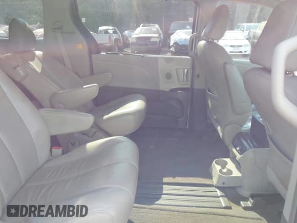 ✅ 2011 Toyota Sienna XLE AAS • VIN: 5TDYK3DC9BS132502 • Lot: 43180013. Wystawiony na IAAI z przebiegiem 212 756 mil. Bezpłatny archiwum sprzedaży aukcyjnych z USA i szczegółowy raport historii pojazdu na DreamBid. Zdjęcie 8.