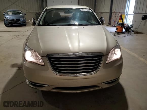 ✅ 2013 Chrysler 200 LX • VIN: 1C3CCBAG6DN721982 • Lot: 90348255. Wystawiony na Copart z przebiegiem 125 209 mil. Bezpłatny archiwum sprzedaży aukcyjnych z USA i szczegółowy raport historii pojazdu na DreamBid. Zdjęcie 5.