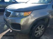 ✅ 2011 Kia Sorento LX • VIN: 5XYKT3A18BG035777 • Lot: 43592238. Wystawiony na IAAI z przebiegiem 189 418 mil. Bezpłatny archiwum sprzedaży aukcyjnych z USA i szczegółowy raport historii pojazdu na DreamBid. Zdjęcie 6.