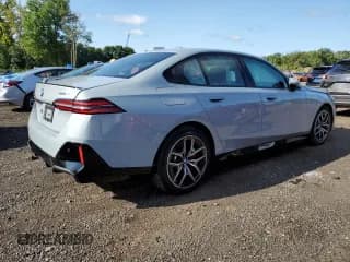 ✅ 2024 BMW i5 eDrive40 • VIN: WBY33FK02RCR43716 • Lot: 68262434. Wystawiony na Copart z przebiegiem Nie podano. Bezpłatny archiwum sprzedaży aukcyjnych z USA i szczegółowy raport historii pojazdu na DreamBid. Zdjęcie 3.