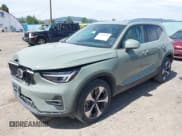 ✅ 2023 Volvo XC40 Plus Bright Theme • VIN: YV4L12UNXP2930656 • Lot: 42524396. Wystawiony na IAAI z przebiegiem 58 185 mil. Bezpłatny archiwum sprzedaży aukcyjnych z USA i szczegółowy raport historii pojazdu na DreamBid. Zdjęcie 2.