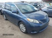 ✅ 2017 Toyota Sienna LE • VIN: 5TDJZ3DC6HS153538 • Lot: 43273412. Wystawiony na IAAI z przebiegiem 135 646 mil. Bezpłatny archiwum sprzedaży aukcyjnych z USA i szczegółowy raport historii pojazdu na DreamBid. Zdjęcie 1.