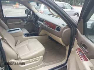 2013 Chevrolet Suburban LT z VIN 1GNSKJE78DR155581, wystawiony jako IAAI lot #43228965 z przebiegiem 152 165 mil mil oraz . Historia ofert i sprzedaży dostępna na DreamBid. Obrazek 5.