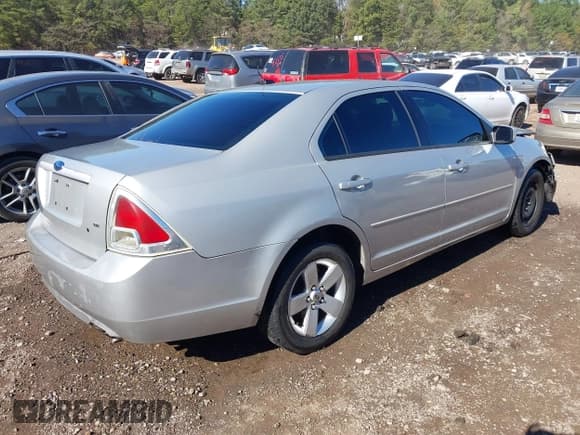 ✅ 2008 Ford Fusion SE • VIN: 3FAHP07Z38R230684 • Лот: 43580628. Опубликован ранее на IAAI с пробегом 318 753 миль. Бесплатный доступ к архиву аукционных продаж из США и подробный отчёт об истории автомобиля на DreamBid. Изображение 4.