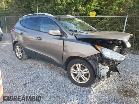 ✅ 2011 Hyundai Tucson Limited • VIN: KM8JU3AC5BU173829 • Lot: 70771204. Wystawiony na Copart z przebiegiem Nie podano mil. Skorzystaj z bezpłatnego archiwum sprzedaży aukcyjnych z USA i zobacz szczegółowy raport historii pojazdu na DreamBid. Zdjęcie 4.