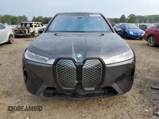 ✅ 2022 BMW iX xDrive50 • VIN: WB523CF05NCK47671 • Lot: 69265573. Wystawiony na Copart z przebiegiem 13 090 mil. Bezpłatny archiwum sprzedaży aukcyjnych z USA i szczegółowy raport historii pojazdu na DreamBid. Zdjęcie 5.