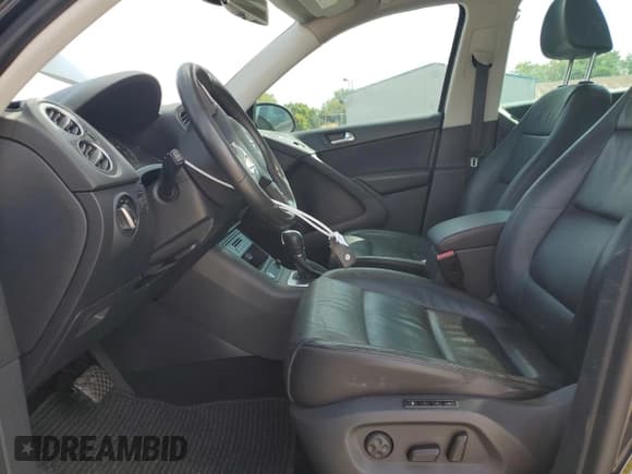 ✅ 2017 Volkswagen Tiguan Sport • VIN: WVGTV7AX8HK019720 • Лот: 71630655. Опубликован ранее на Copart с пробегом 59 867 миль. Бесплатный доступ к архиву аукционных продаж из США и подробный отчёт об истории автомобиля на DreamBid. Изображение 7.